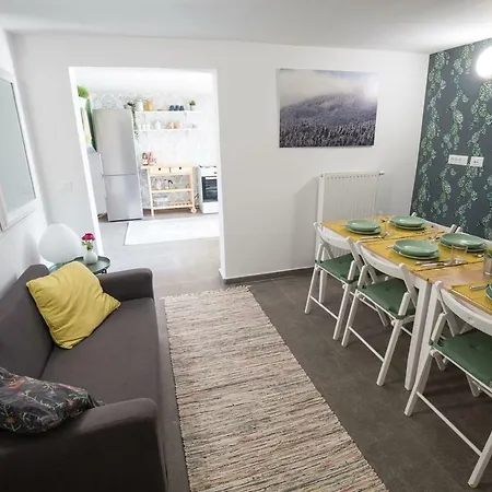 شقة 3-bedroom With Garden And Free Parking *
