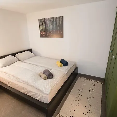 Spacious Apartment With Garden And Free Parking *