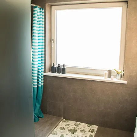Spacious Apartment With Garden And Free Parking Apartamento